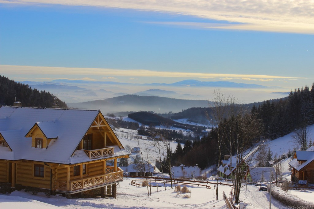 https://mdw-travel-data-us-east-1.s3.amazonaws.com/img/country/Poland/Owl-Mountains/img_01.jpg