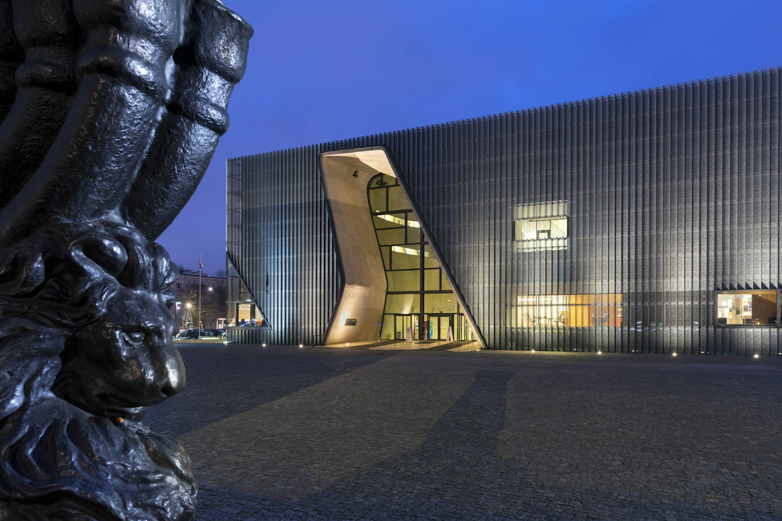 https://mdw-travel-data-us-east-1.s3.amazonaws.com/img/country/Poland/POLIN-Museum-of-the-History-of-Polish-Jews/img_00.jpg