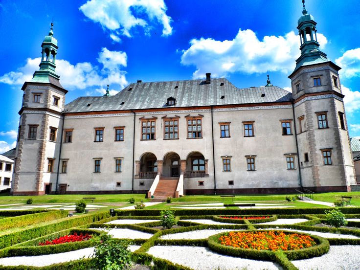 https://mdw-travel-data-us-east-1.s3.amazonaws.com/img/country/Poland/Palace-of-the-Krakow-Bishops/img_00.jpg