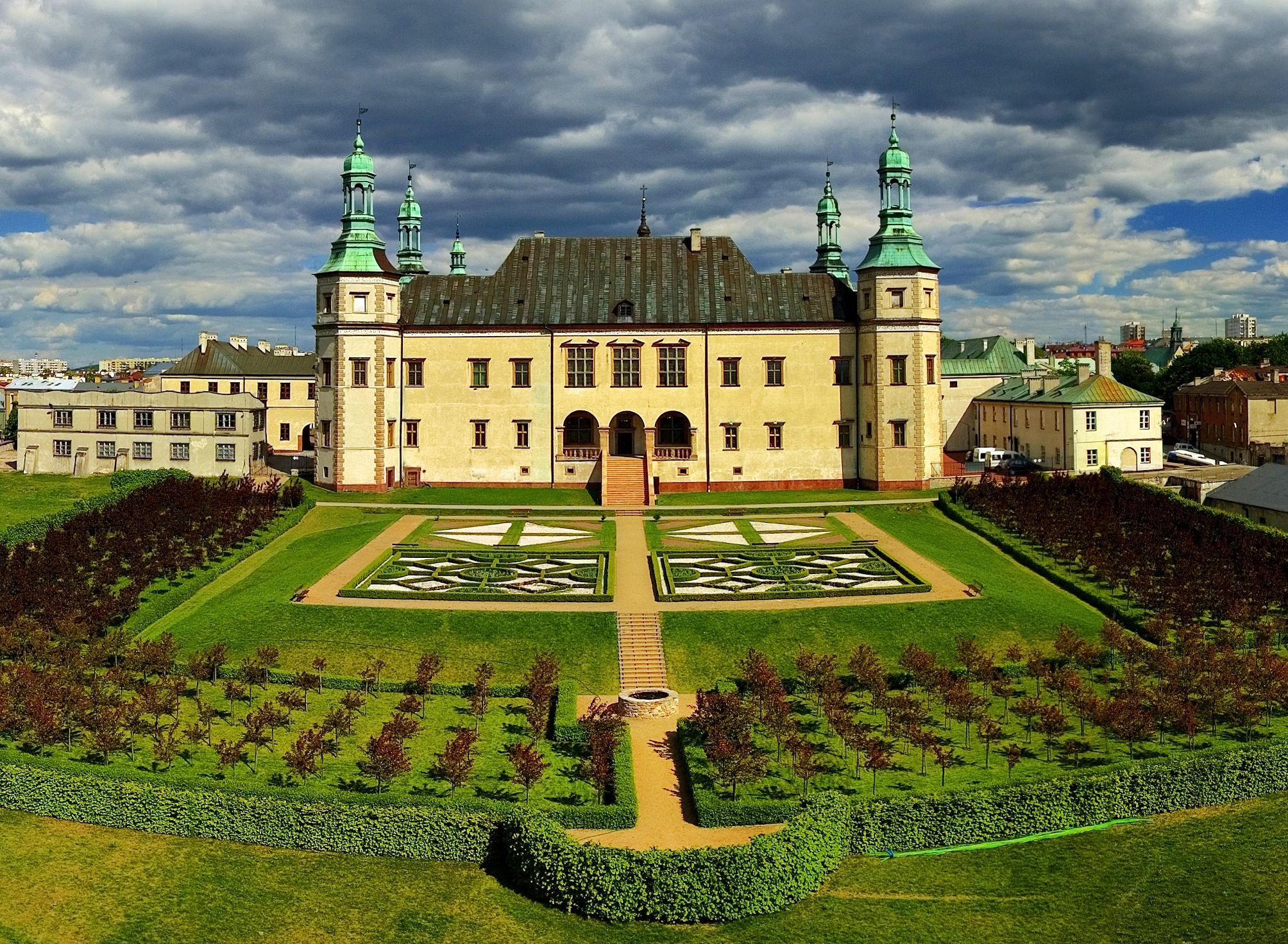 https://mdw-travel-data-us-east-1.s3.amazonaws.com/img/country/Poland/Palace-of-the-Krakow-Bishops/img_01.jpg