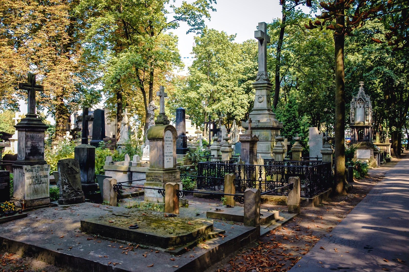 https://mdw-travel-data-us-east-1.s3.amazonaws.com/img/country/Poland/Powazki-Cemetery/img_01.jpg