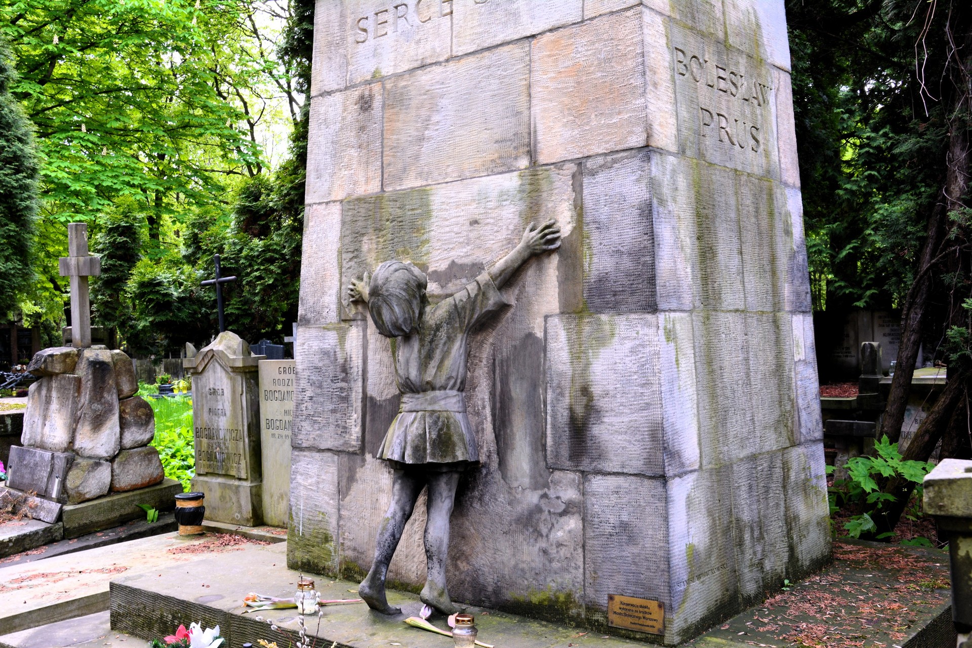 https://mdw-travel-data-us-east-1.s3.amazonaws.com/img/country/Poland/Powazki-Cemetery/img_03.jpg