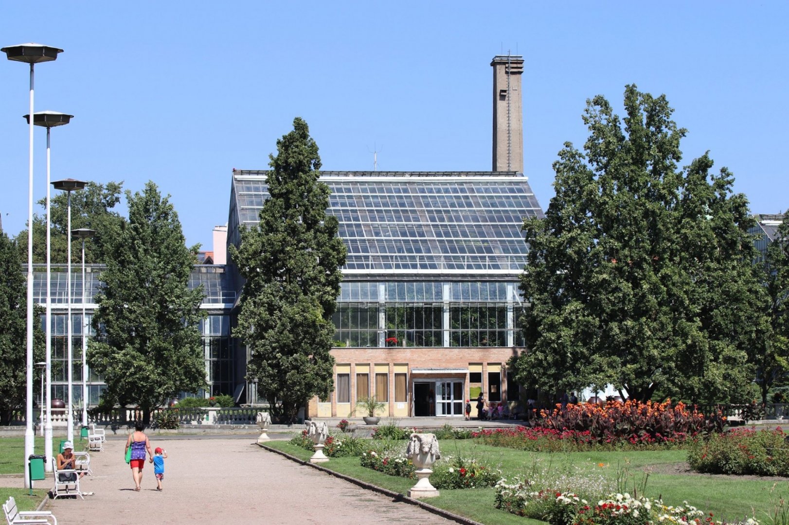https://mdw-travel-data-us-east-1.s3.amazonaws.com/img/country/Poland/Poznan-Palm-House/img_03.jpg