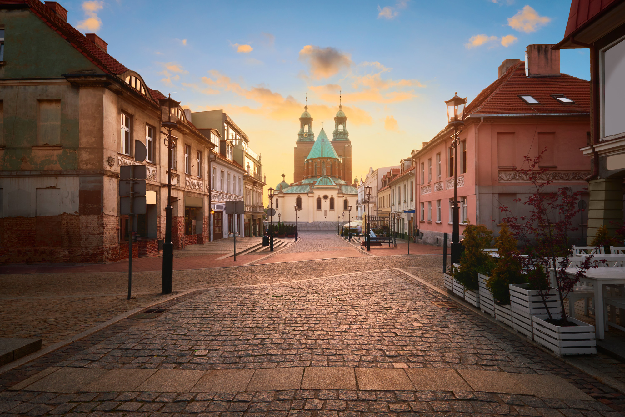 https://mdw-travel-data-us-east-1.s3.amazonaws.com/img/country/Poland/Royal-Castle-in-Gniezno/img_00.jpg