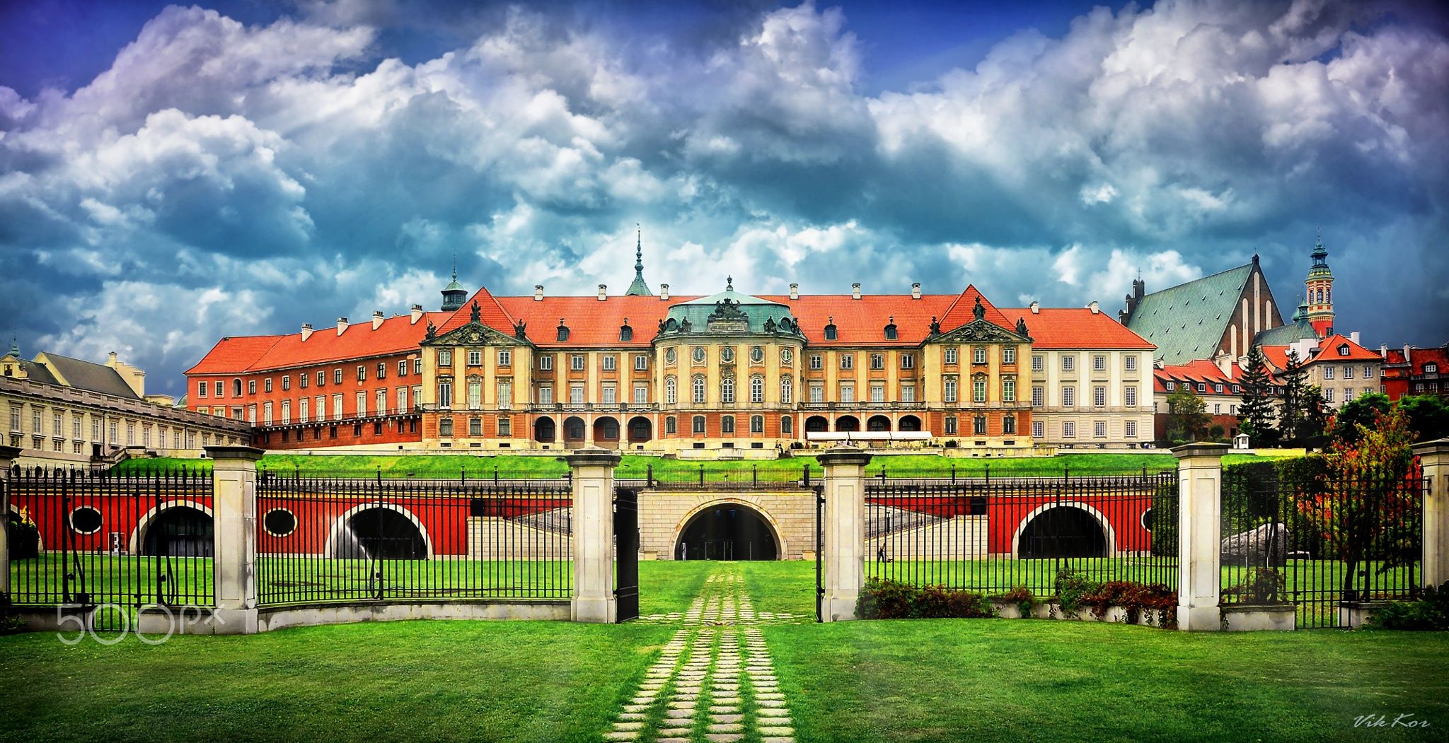 https://mdw-travel-data-us-east-1.s3.amazonaws.com/img/country/Poland/Royal-Castle/img_03.jpg