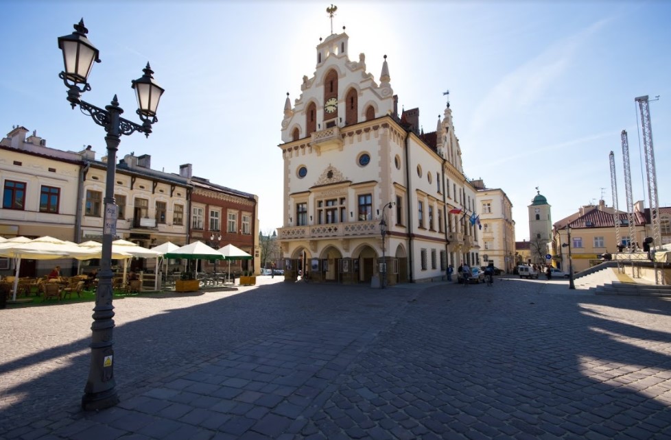 https://mdw-travel-data-us-east-1.s3.amazonaws.com/img/country/Poland/Rzeszow-Market-Square/img_00.jpg