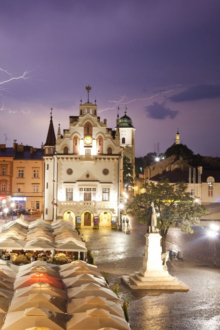 https://mdw-travel-data-us-east-1.s3.amazonaws.com/img/country/Poland/Rzeszow-Market-Square/img_03.jpg