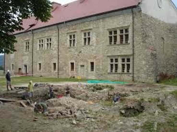 https://mdw-travel-data-us-east-1.s3.amazonaws.com/img/country/Poland/Sanok-Castle/img_02.jpg