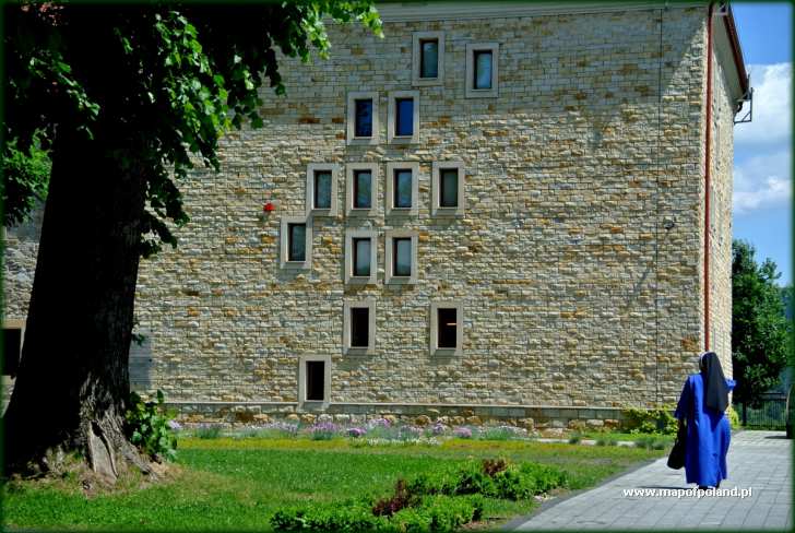 https://mdw-travel-data-us-east-1.s3.amazonaws.com/img/country/Poland/Sanok-Castle/img_04.jpg