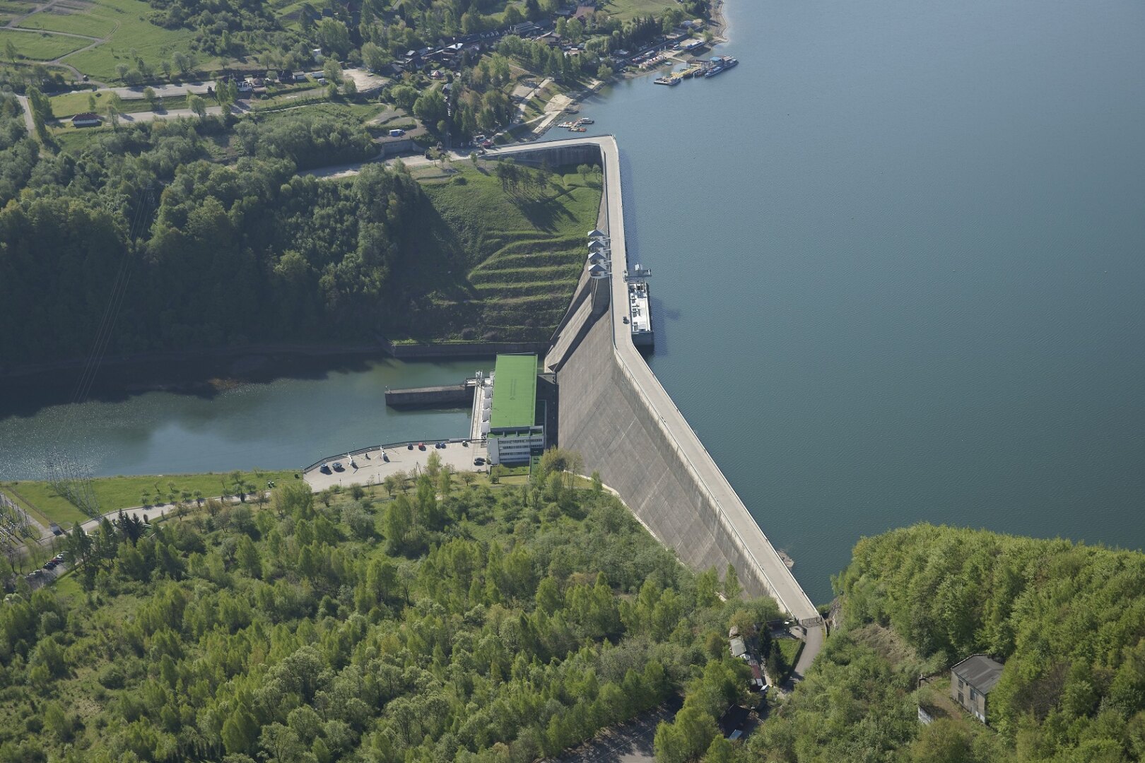 https://mdw-travel-data-us-east-1.s3.amazonaws.com/img/country/Poland/Solina-Dam/img_02.jpg
