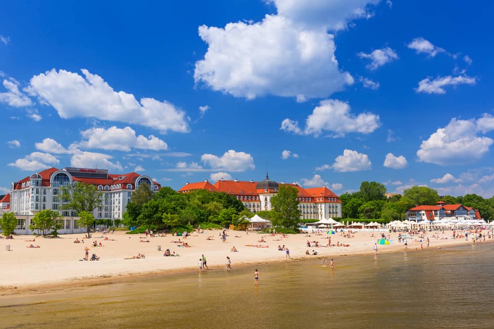 https://mdw-travel-data-us-east-1.s3.amazonaws.com/img/country/Poland/Sopot-Beach/img_00.jpg