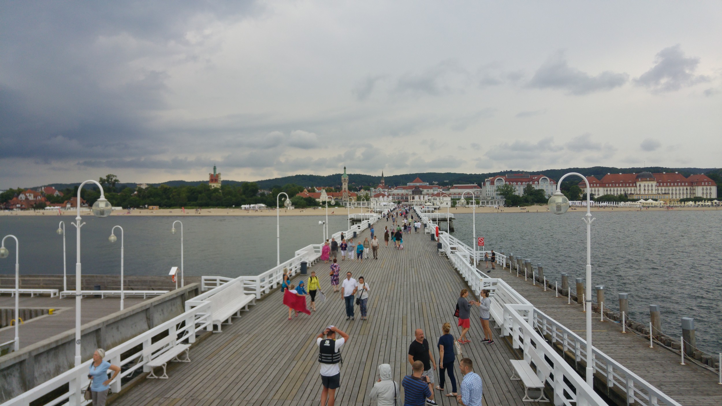 https://mdw-travel-data-us-east-1.s3.amazonaws.com/img/country/Poland/Sopot-Beach/img_02.jpg