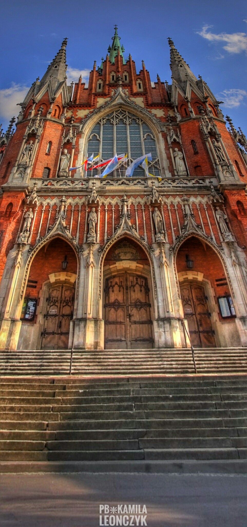 https://mdw-travel-data-us-east-1.s3.amazonaws.com/img/country/Poland/St-Georges-Church/img_03.jpg