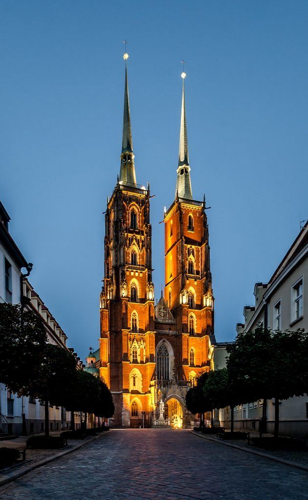 https://mdw-travel-data-us-east-1.s3.amazonaws.com/img/country/Poland/St-James-Cathedral/img_01.jpg