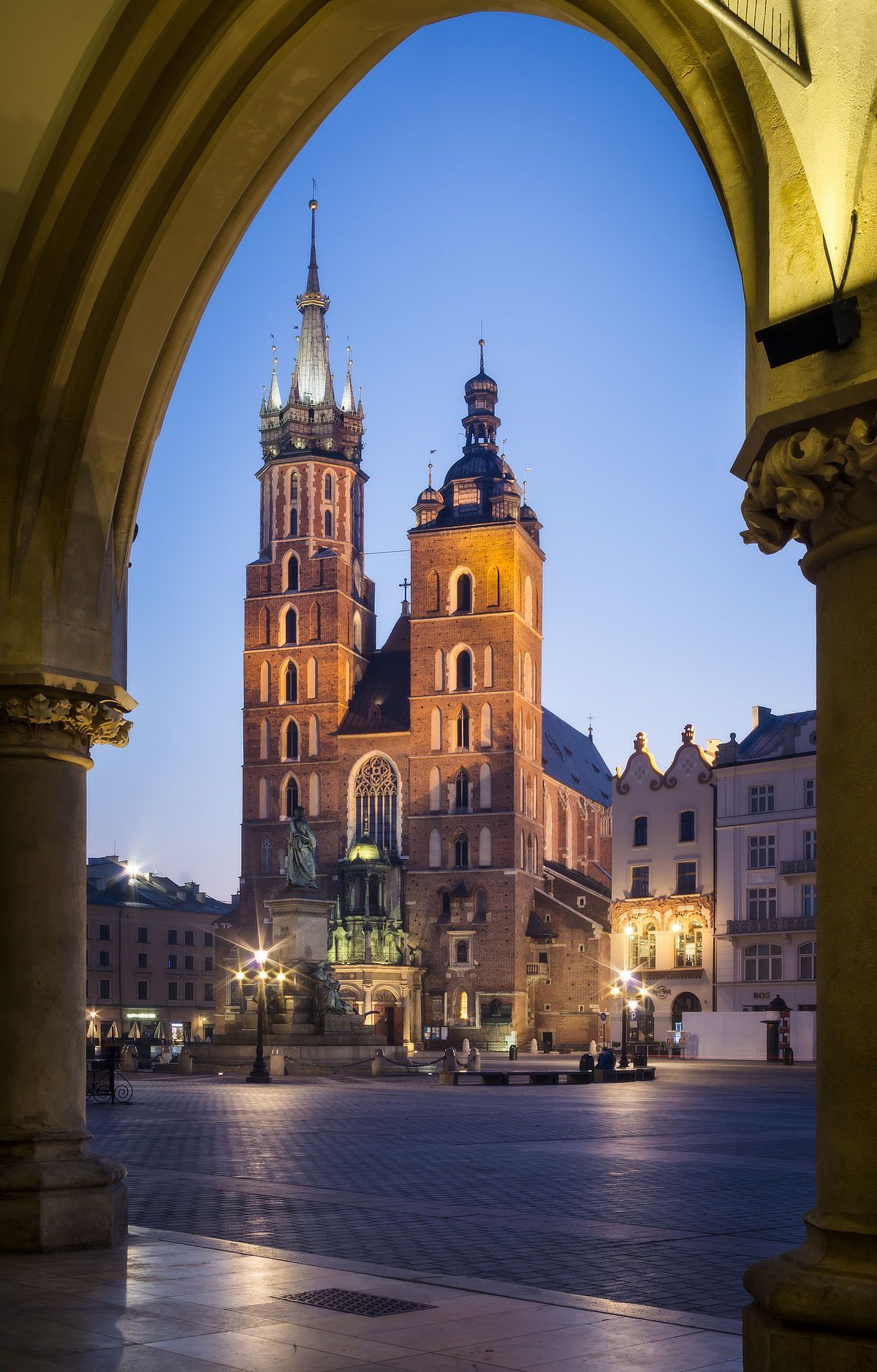 https://mdw-travel-data-us-east-1.s3.amazonaws.com/img/country/Poland/St-Marys-Basilica/img_02.jpg