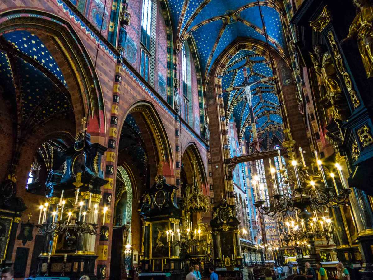 https://mdw-travel-data-us-east-1.s3.amazonaws.com/img/country/Poland/St-Marys-Church/img_01.jpg