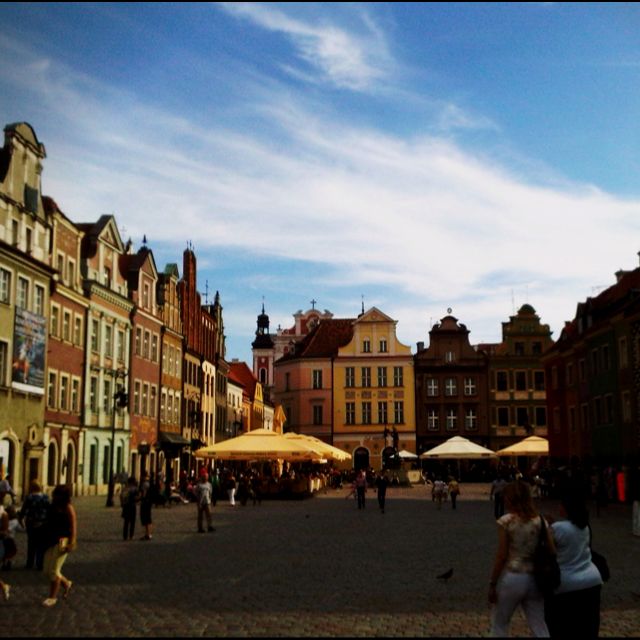 https://mdw-travel-data-us-east-1.s3.amazonaws.com/img/country/Poland/Stary-Rynek--Old-Marketplace-/img_01.jpg