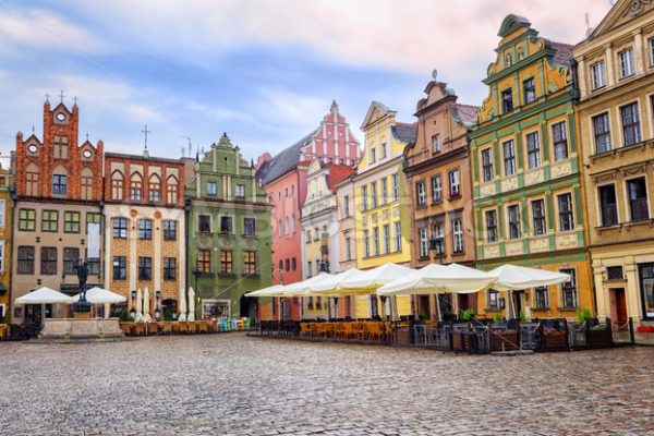 https://mdw-travel-data-us-east-1.s3.amazonaws.com/img/country/Poland/Stary-Rynek-Old-Marketplace/img_00.jpg