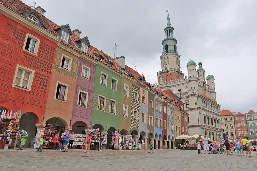 https://mdw-travel-data-us-east-1.s3.amazonaws.com/img/country/Poland/Stary-Rynek-Old-Marketplace/img_01.jpg
