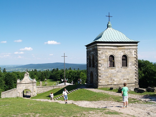 https://mdw-travel-data-us-east-1.s3.amazonaws.com/img/country/Poland/Swietokrzyskie-Mountains/img_03.jpg