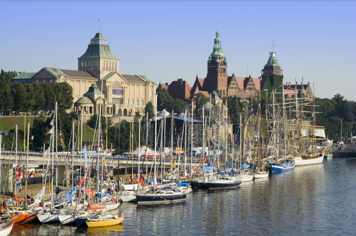 https://mdw-travel-data-us-east-1.s3.amazonaws.com/img/country/Poland/Szczecin-Philharmonic/img_03.jpg