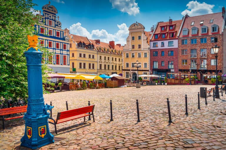 https://mdw-travel-data-us-east-1.s3.amazonaws.com/img/country/Poland/Szczecin-Underground-Tour/img_00.jpg