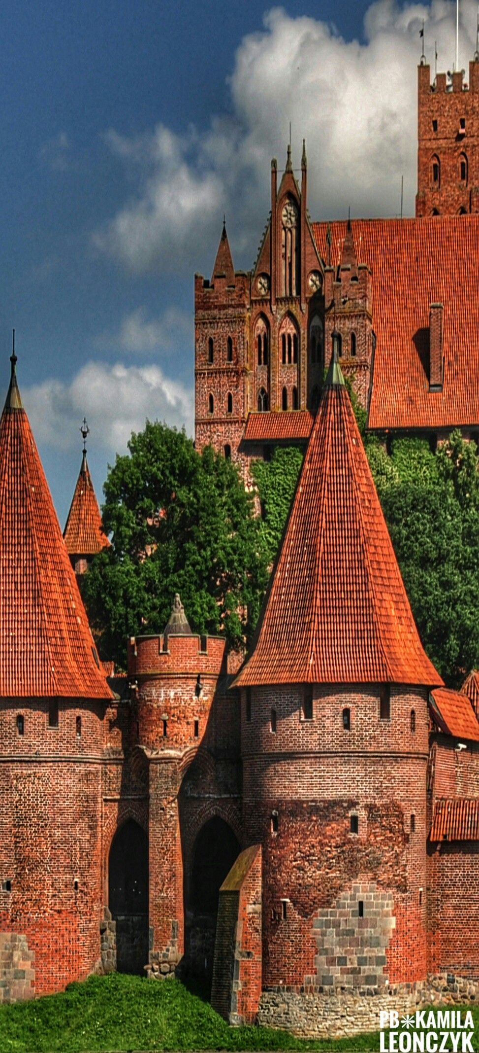 https://mdw-travel-data-us-east-1.s3.amazonaws.com/img/country/Poland/Teutonic-Castle-in-Malbork/img_01.jpg