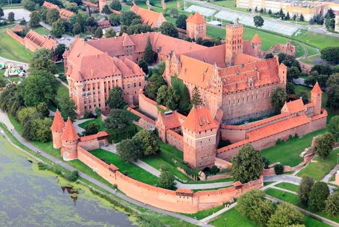 https://mdw-travel-data-us-east-1.s3.amazonaws.com/img/country/Poland/Teutonic-Castle-in-Malbork/img_02.jpg