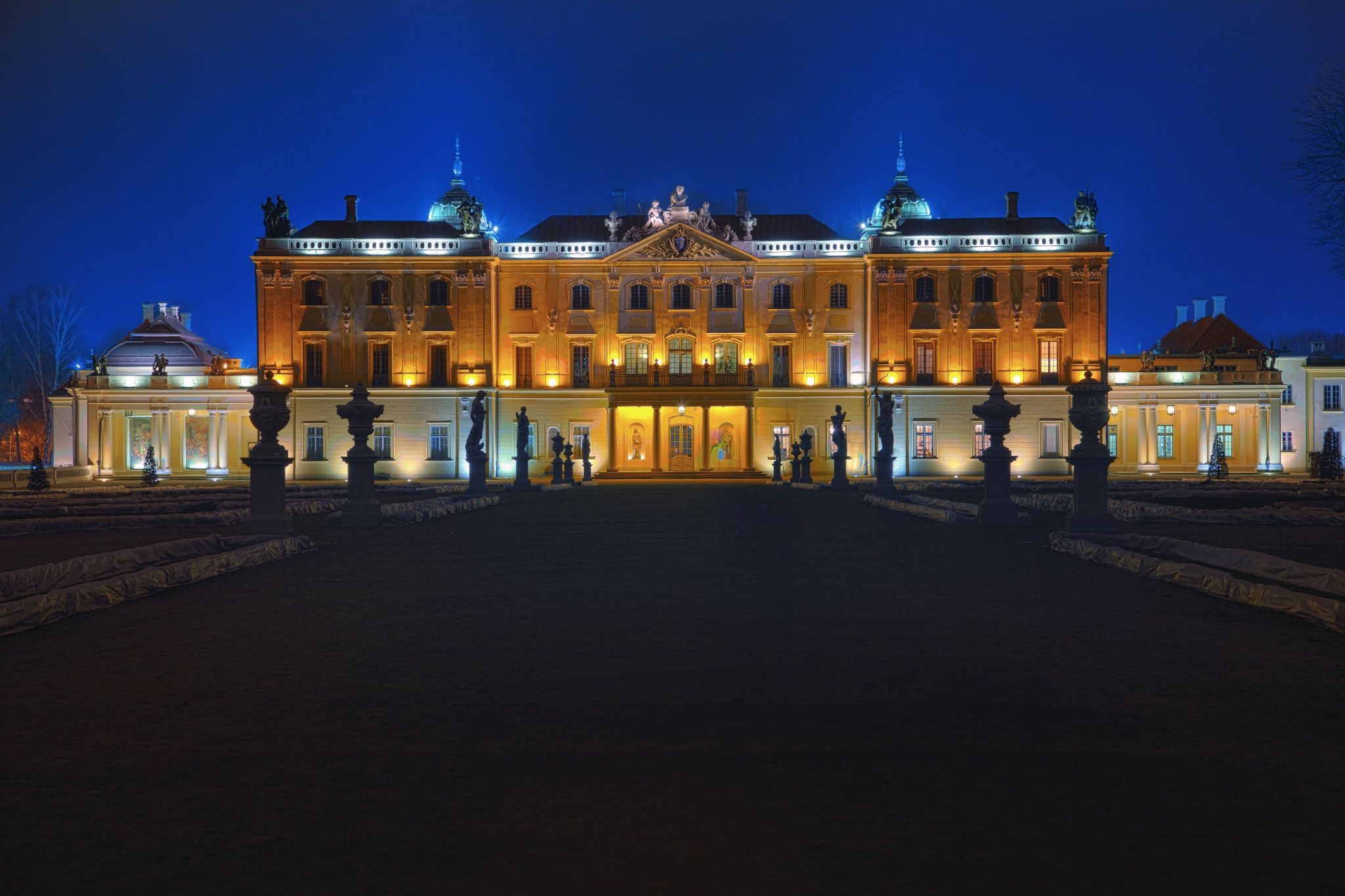 https://mdw-travel-data-us-east-1.s3.amazonaws.com/img/country/Poland/The-Branicki-Palace/img_00.jpg