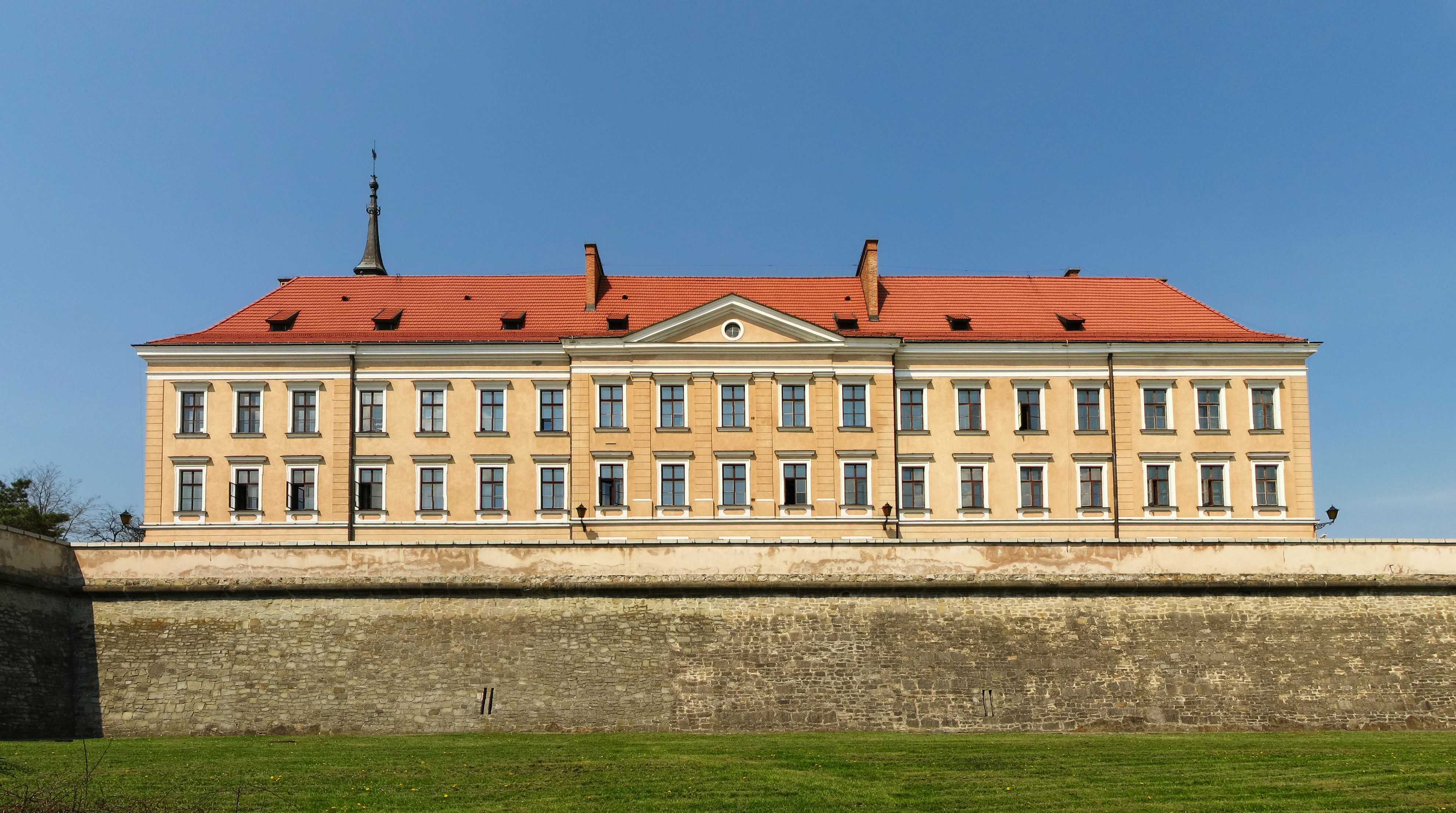 https://mdw-travel-data-us-east-1.s3.amazonaws.com/img/country/Poland/The-Lubomirski-Palace/img_01.jpg