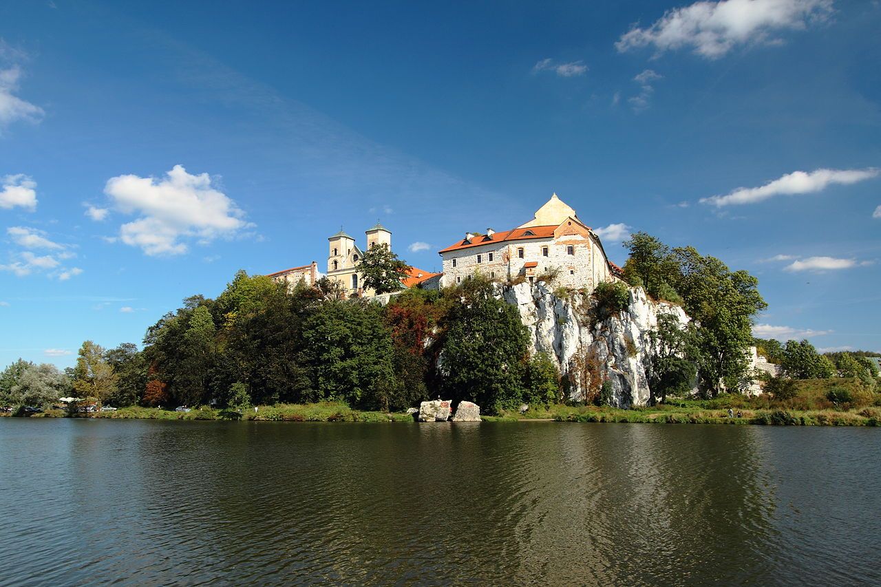 https://mdw-travel-data-us-east-1.s3.amazonaws.com/img/country/Poland/Tyniec-Abbey/img_01.jpg