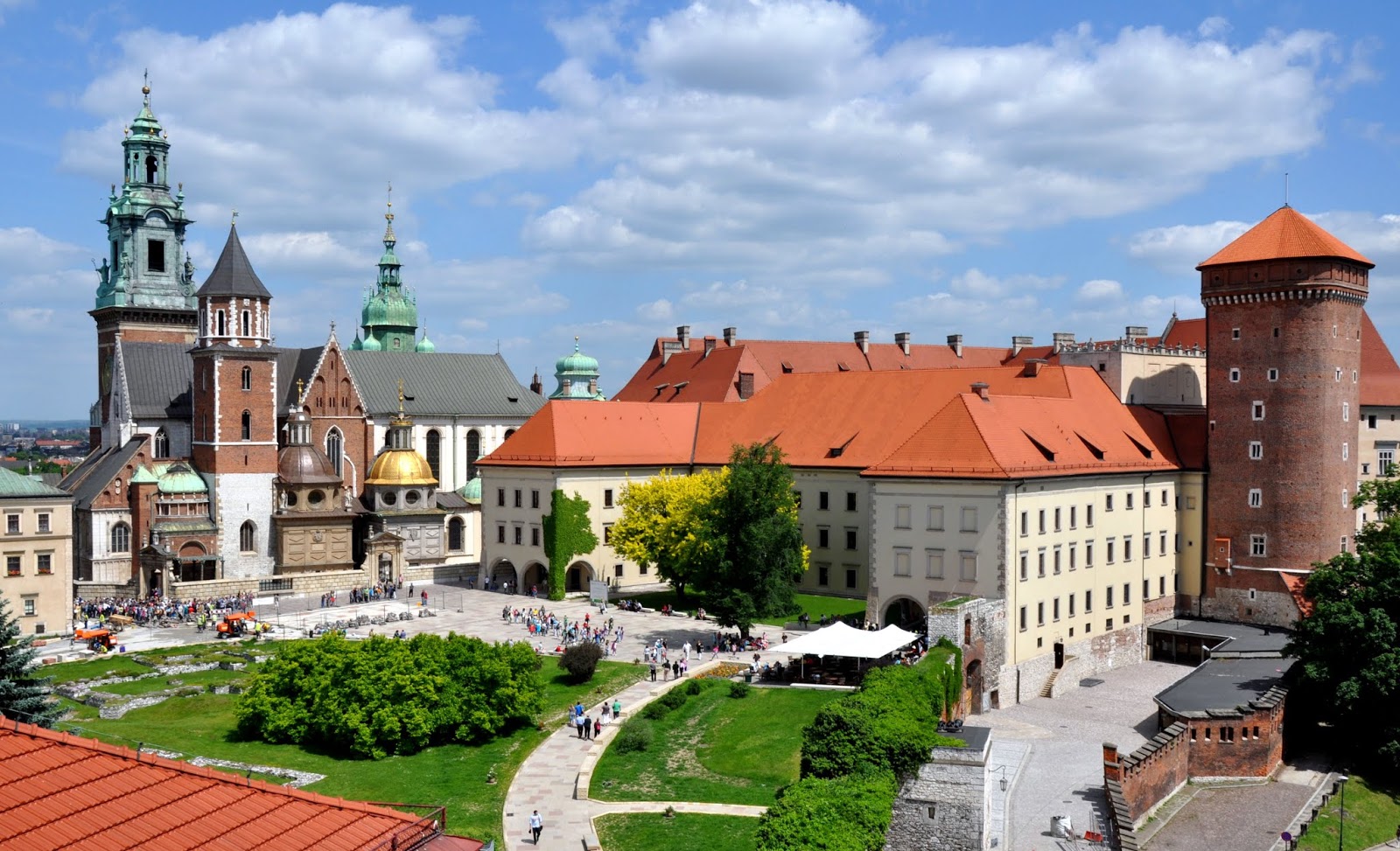https://mdw-travel-data-us-east-1.s3.amazonaws.com/img/country/Poland/Wawel-Castle/img_00.jpg
