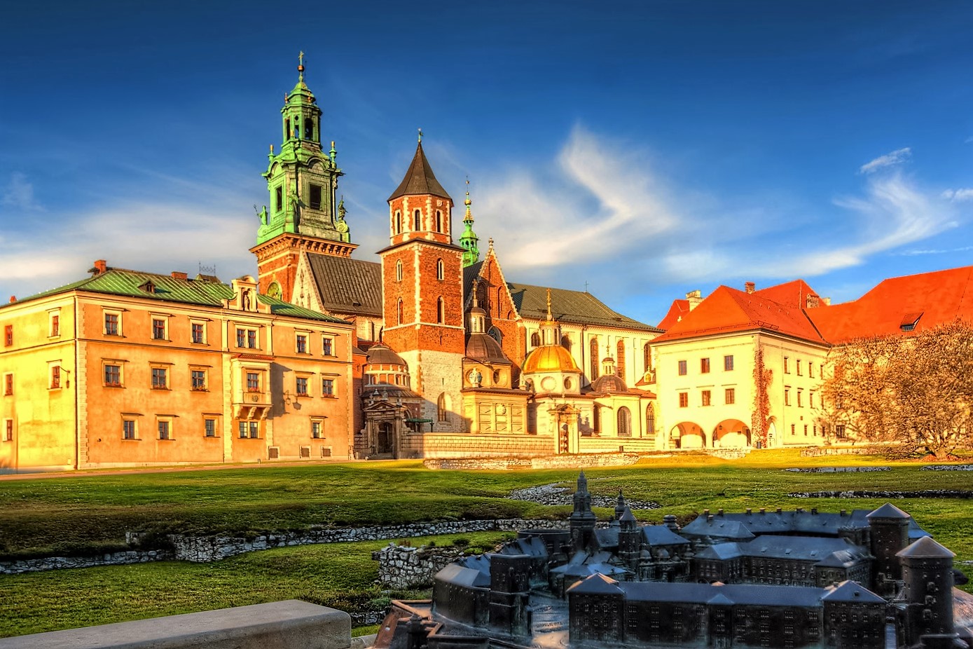 https://mdw-travel-data-us-east-1.s3.amazonaws.com/img/country/Poland/Wawel-Castle/img_01.jpg
