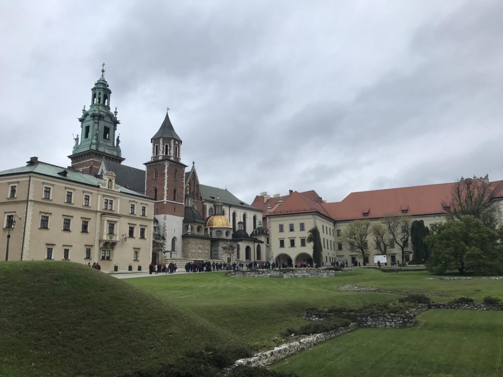 https://mdw-travel-data-us-east-1.s3.amazonaws.com/img/country/Poland/Wawel-Castle/img_03.jpg