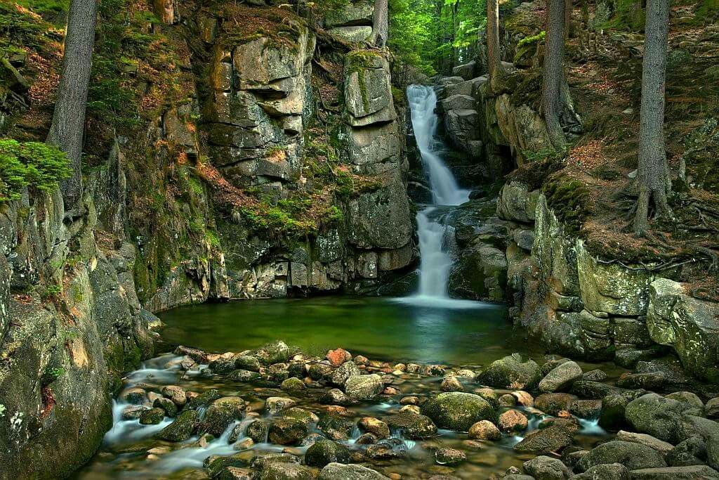 https://mdw-travel-data-us-east-1.s3.amazonaws.com/img/country/Poland/Wild-Waterfall/img_00.jpg