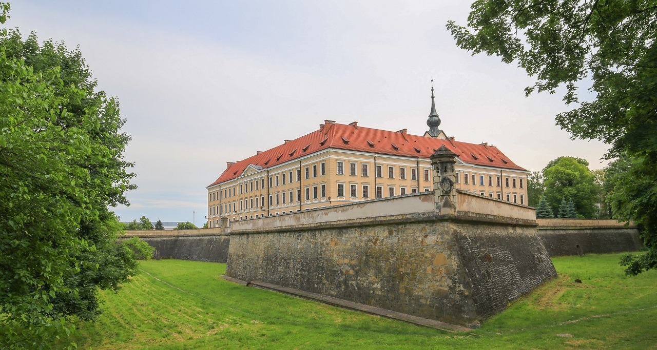 https://mdw-travel-data-us-east-1.s3.amazonaws.com/img/country/Poland/Zamek-Lubomirskich-w-Przeworsku/img_00.jpg