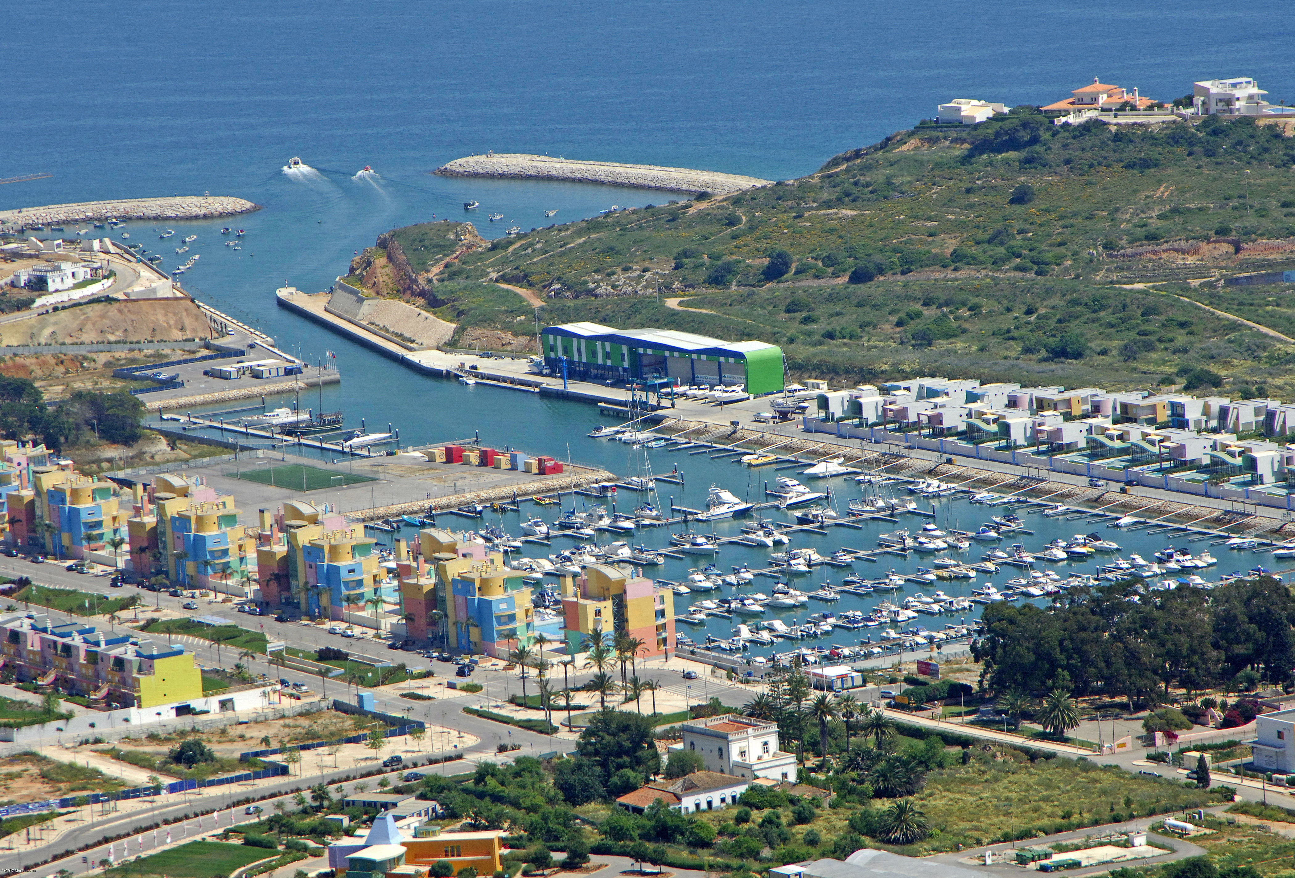 https://mdw-travel-data-us-east-1.s3.amazonaws.com/img/country/Portugal/Albufeira-Marina/img_00.jpg