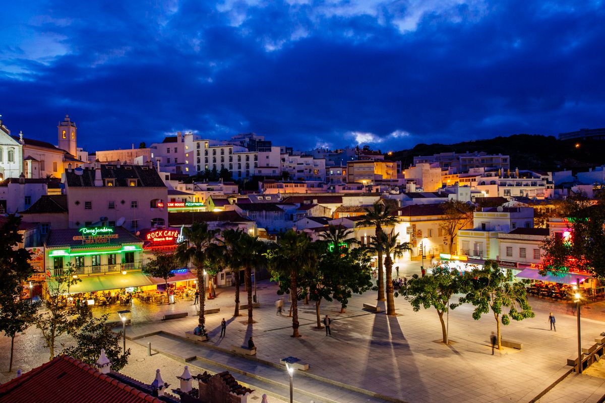 https://mdw-travel-data-us-east-1.s3.amazonaws.com/img/country/Portugal/Albufeira-Old-Town/img_00.jpg