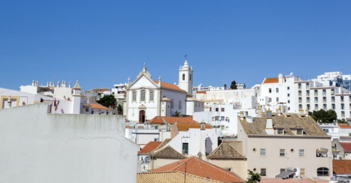 https://mdw-travel-data-us-east-1.s3.amazonaws.com/img/country/Portugal/Albufeira-Old-Town/img_02.jpg