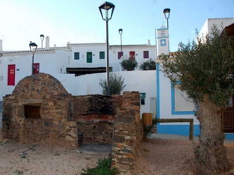 https://mdw-travel-data-us-east-1.s3.amazonaws.com/img/country/Portugal/Aldeia-da-Pedralva/img_01.jpg