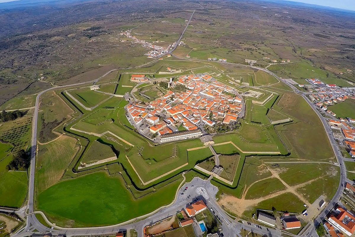 https://mdw-travel-data-us-east-1.s3.amazonaws.com/img/country/Portugal/Almeida/img_02.jpg