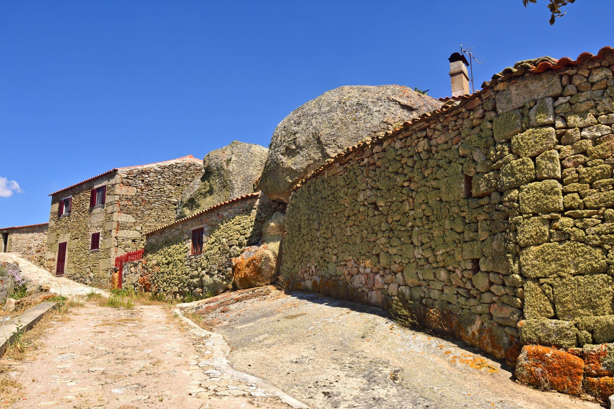 https://mdw-travel-data-us-east-1.s3.amazonaws.com/img/country/Portugal/Almeida/img_03.jpg