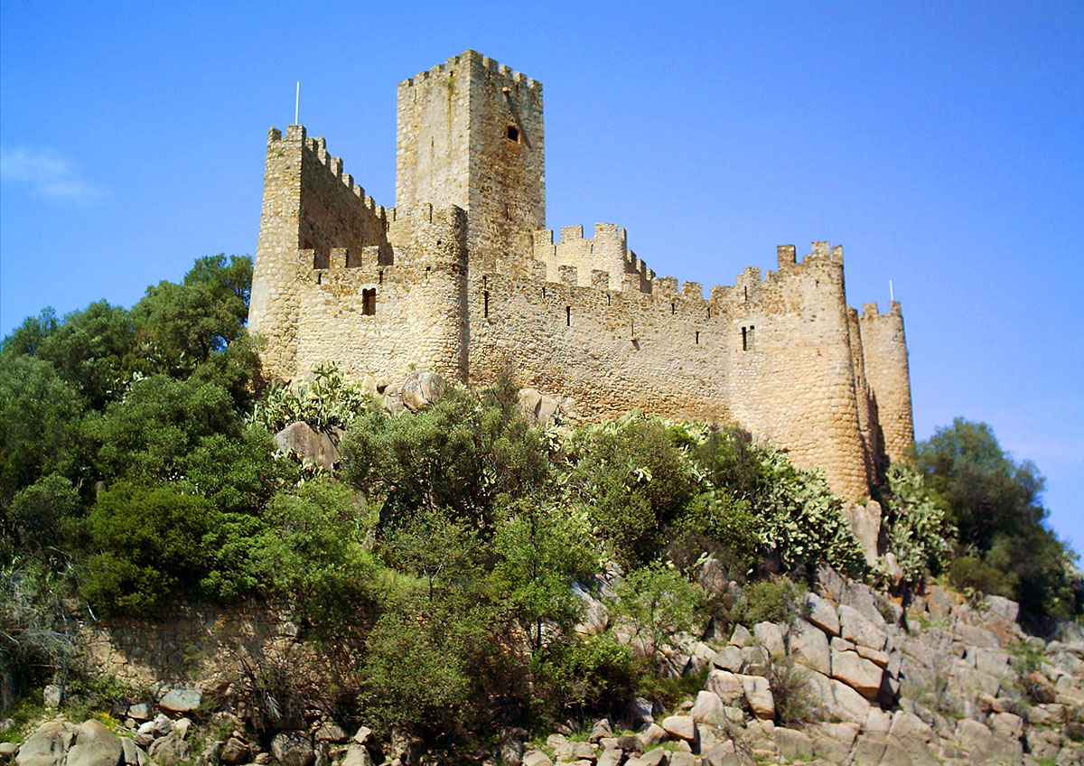 https://mdw-travel-data-us-east-1.s3.amazonaws.com/img/country/Portugal/Almourol-Castle/img_01.jpg