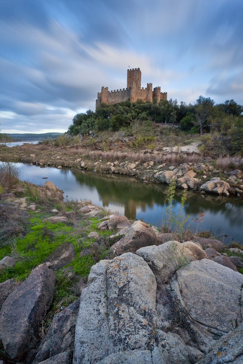 https://mdw-travel-data-us-east-1.s3.amazonaws.com/img/country/Portugal/Almourol-Castle/img_02.jpg