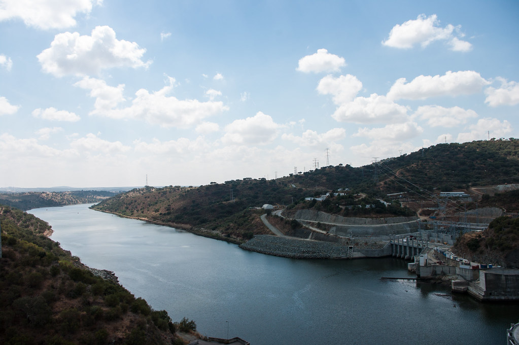 https://mdw-travel-data-us-east-1.s3.amazonaws.com/img/country/Portugal/Alqueva-Dam/img_01.jpg