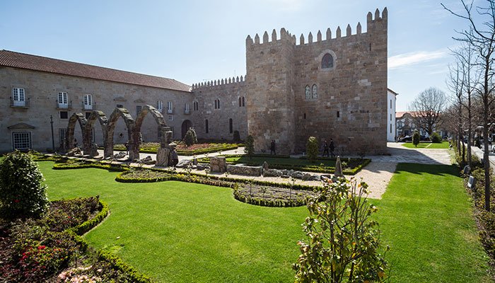 https://mdw-travel-data-us-east-1.s3.amazonaws.com/img/country/Portugal/Antigo-Paco-Episcopal-Bracarense/img_03.jpg