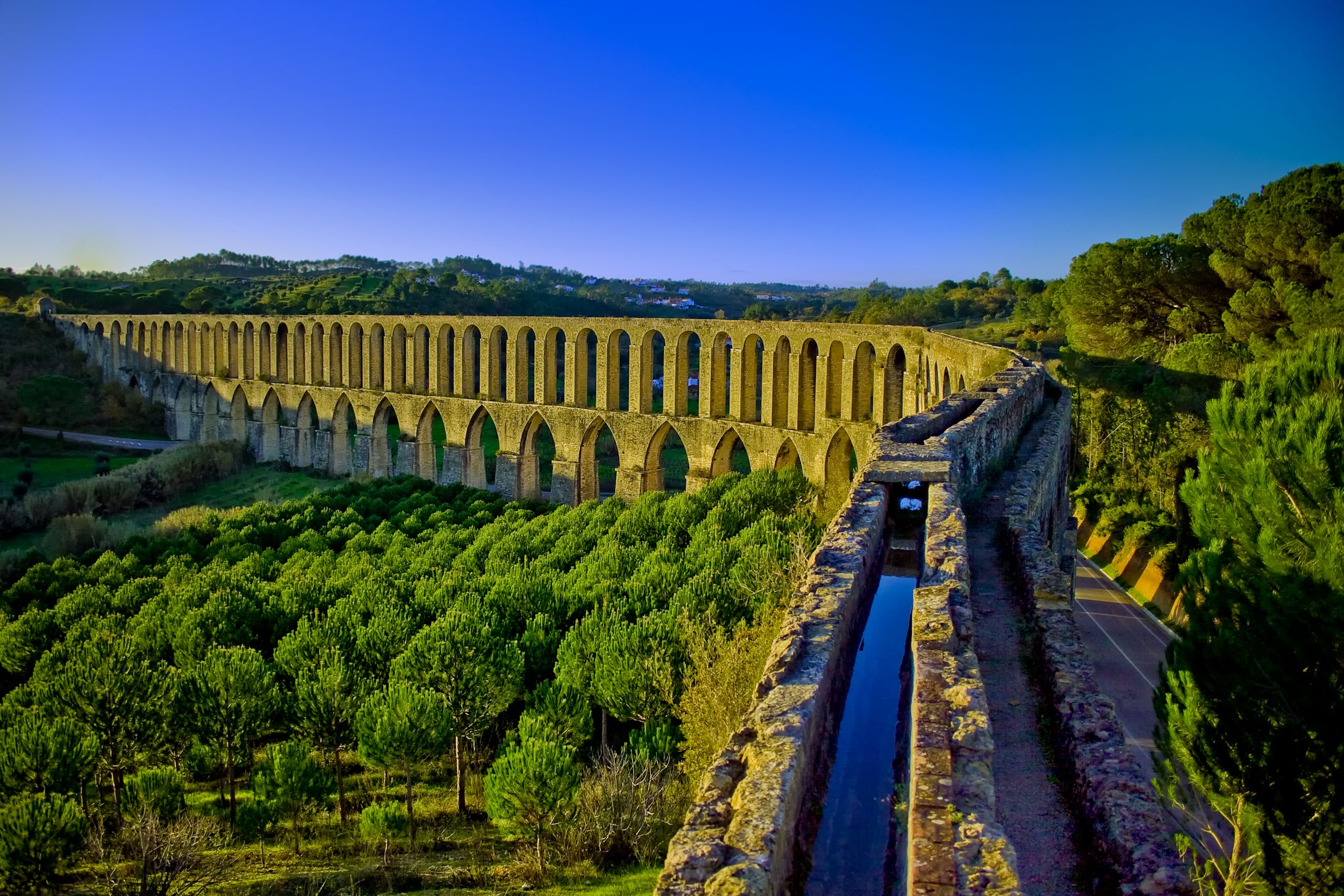 https://mdw-travel-data-us-east-1.s3.amazonaws.com/img/country/Portugal/Aqueduct-of-Pegoes/img_00.jpg