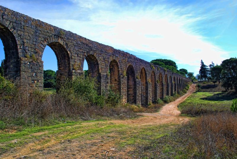 https://mdw-travel-data-us-east-1.s3.amazonaws.com/img/country/Portugal/Aqueduct-of-Pegoes/img_03.jpg