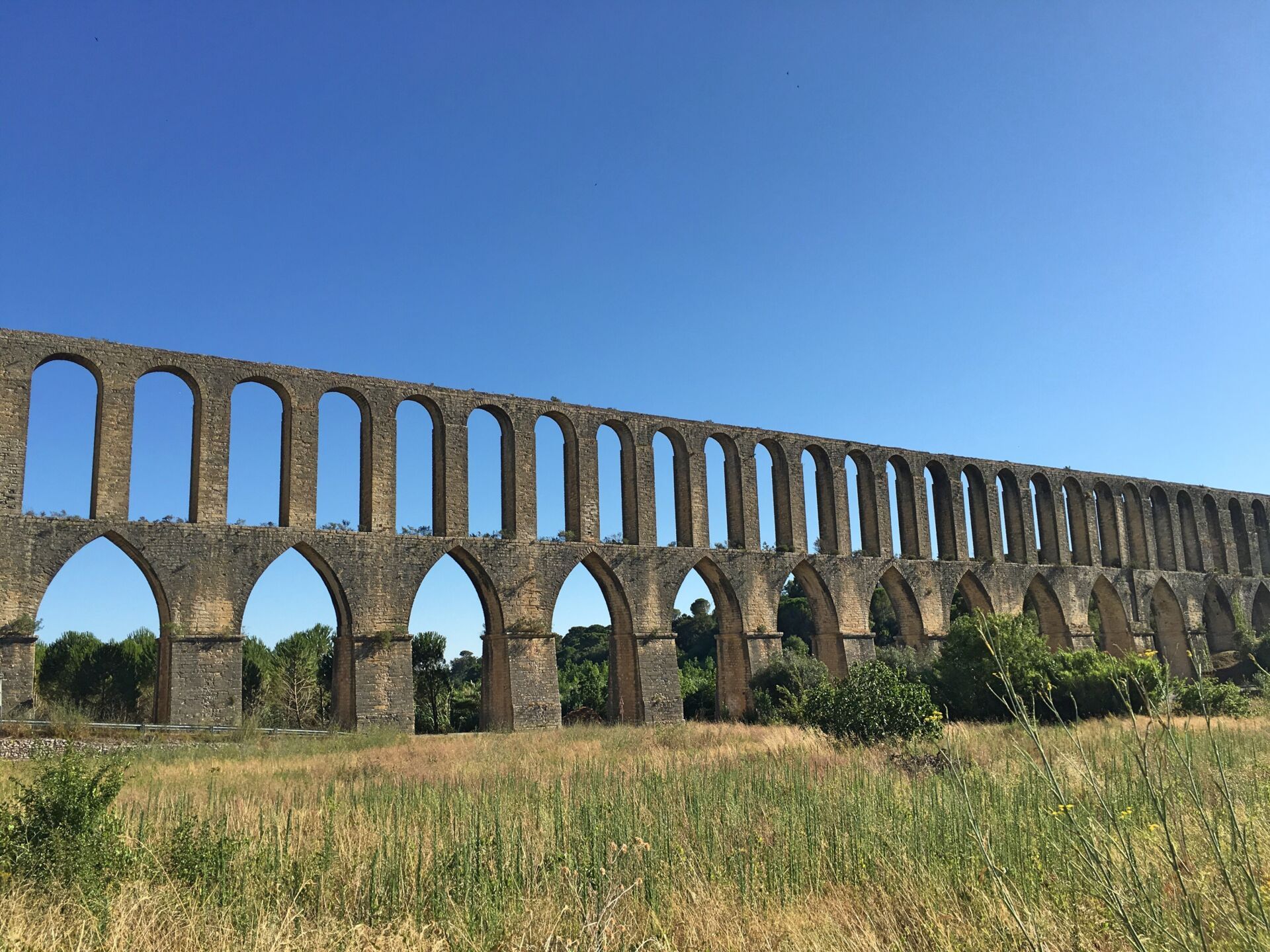 https://mdw-travel-data-us-east-1.s3.amazonaws.com/img/country/Portugal/Aqueduto-dos-Pegoes-Aqueduct-Path/img_00.jpg