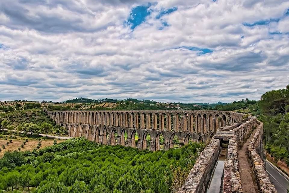 https://mdw-travel-data-us-east-1.s3.amazonaws.com/img/country/Portugal/Aqueduto-dos-Pegoes-Aqueduct-Path/img_01.jpg
